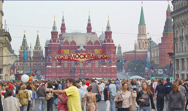 Russian Prime Minister Vladimir Putin (C) casts his vote on an electronic ballot box in a polling station in Moscow March 4, 2012.  Putin sought a convincing victory in Russia's presidential election on Sunday to strengthen his hand in dealing with the biggest opposition protests since he rose to power 12 years ago. REUTERS/Alexei Nikolsky/RIA Novosti/Pool (RUSSIA - Tags: POLITICS ELECTIONS) THIS IMAGE HAS BEEN SUPPLIED BY A THIRD PARTY. IT IS DISTRIBUTED, EXACTLY AS RECEIVED BY REUTERS, AS A SERVICE TO CLIENTS. FOR EDITORIAL USE ONLY. NOT FOR SALE FOR MARKETING OR ADVERTISING CAMPAIGNS