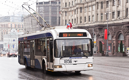 “роллейбус є12 мчитс€ по “верской