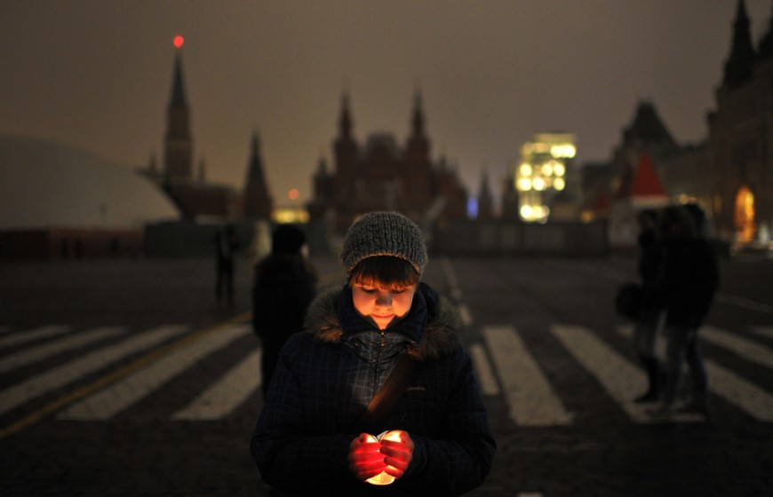 1422497 23.03.2013 Девочка держит в руках свечу во время мероприятия на Красной площади, которое посвящено экологической акции "Час Земли". Рамиль Ситдиков/РИА Новости