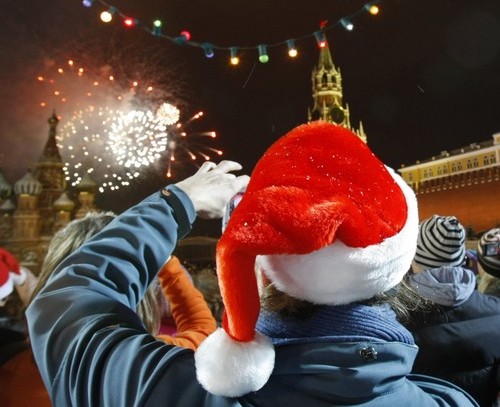 A Russian girl takes photos of fireworks during New Year's Day celebrations in the Red Square in Moscow January 1, 2010. REUTERS/Denis Sinyakov (RUSSIA - Tags: SOCIETY)