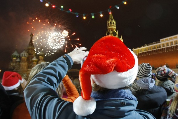 A Russian girl takes photos of fireworks during New Year's Day celebrations in the Red Square in Moscow January 1, 2010. REUTERS/Denis Sinyakov (RUSSIA - Tags: SOCIETY)