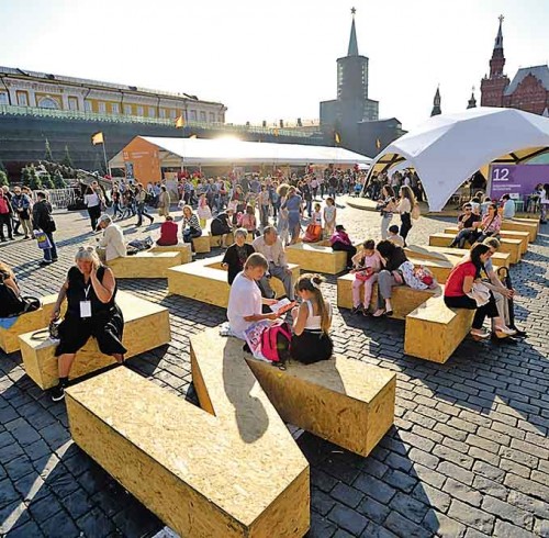 ÃÓÒÍ‚‡. œÓÒÂÚËÚÂÎË  Ì‡ ÍÌËÊÌÓÏ ÙÂÒË‚‡ÎÂ ` ‡ÒÌ‡ˇ ÔÎÓ˘‡‰¸`.