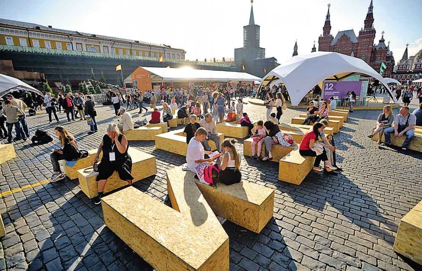 ÃÓÒÍ‚‡. œÓÒÂÚËÚÂÎË  Ì‡ ÍÌËÊÌÓÏ ÙÂÒË‚‡ÎÂ ` ‡ÒÌ‡ˇ ÔÎÓ˘‡‰¸`.