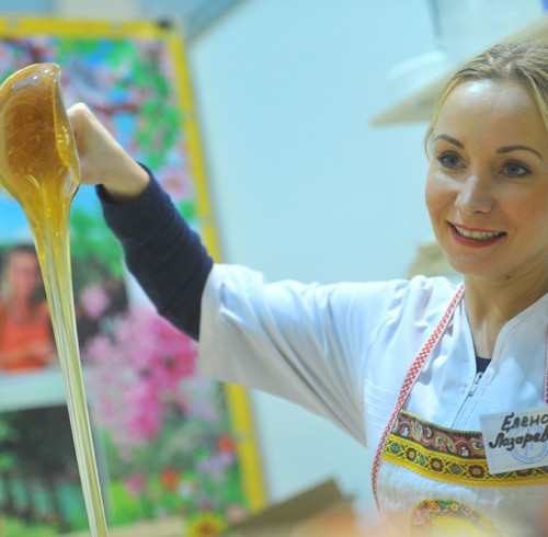 Москва. Стенд `Кочевая пасека Лазаревых` на ярмарке меда в Гостином дворе.