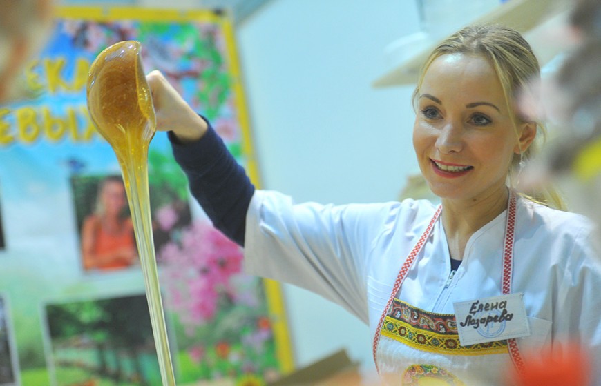 Москва. Стенд `Кочевая пасека Лазаревых` на ярмарке меда в Гостином дворе.