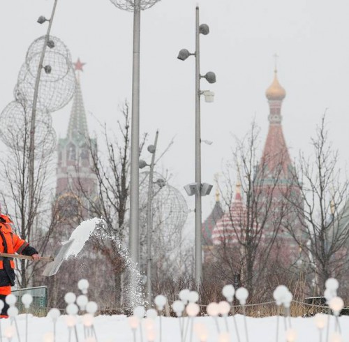 MOSCOW, RUSSIA - JANUARY 28, 2020: A utility worker clearing snow in Zaryadye Park. Gavriil Grigorov/TASS

Ðîññèÿ. Ìîñêâà. Óáîðêà ñíåãà â ïàðêå "Çàðÿäüå". Ãàâðèèë Ãðèãîðîâ/ÒÀÑÑ