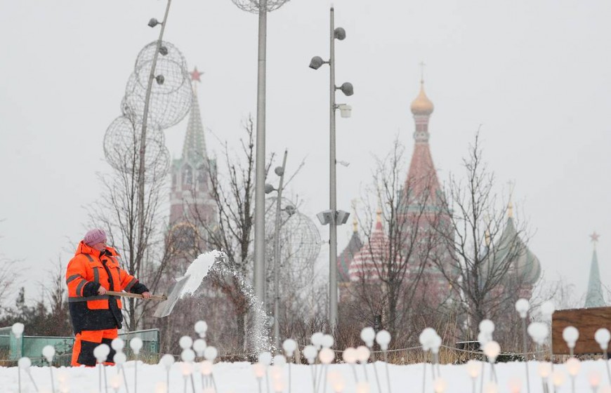 MOSCOW, RUSSIA - JANUARY 28, 2020: A utility worker clearing snow in Zaryadye Park. Gavriil Grigorov/TASS

Ðîññèÿ. Ìîñêâà. Óáîðêà ñíåãà â ïàðêå "Çàðÿäüå". Ãàâðèèë Ãðèãîðîâ/ÒÀÑÑ