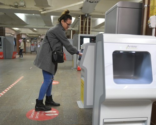 6229945 27.04.2020 Девушка пользуется автоматическим санитайзером на станции "Комсомольская" Московского метрополитена. Максим Блинов / РИА Новости