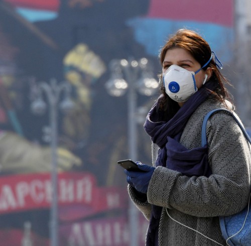 6220471 13.04.2020 Девушка в респираторе и перчатках на улице Москвы.  Кирилл Каллиников / РИА Новости