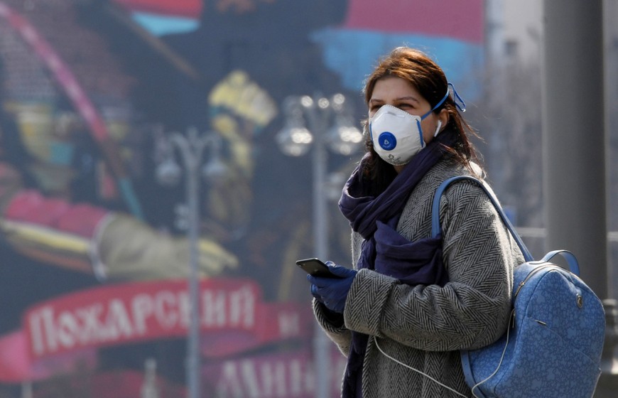 6220471 13.04.2020 Девушка в респираторе и перчатках на улице Москвы.  Кирилл Каллиников / РИА Новости
